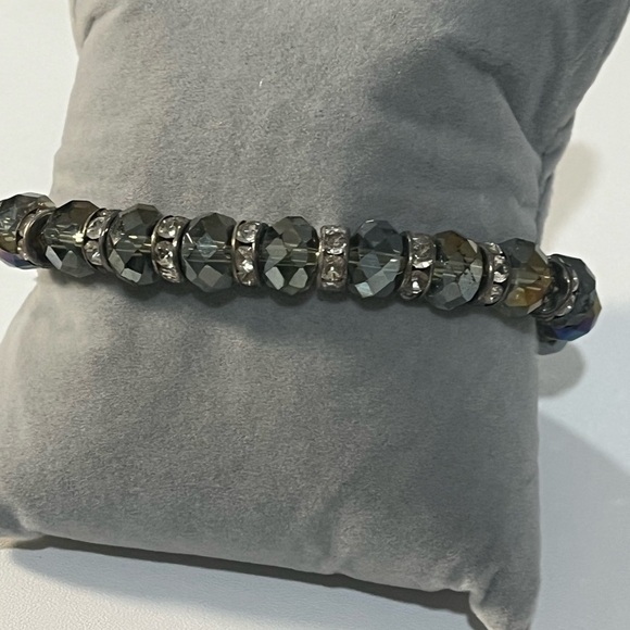 Dark iridescent glass beveled beaded bracelet - Picture 6 of 7